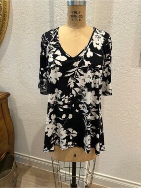 Karen Kane Black & White Floral V-Neck Tunic